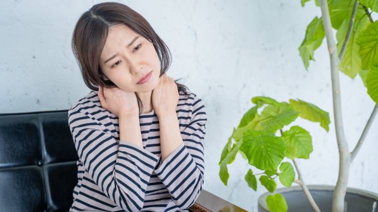 肩が上がって力が抜けない人へ。吐く息が深まる「座って行う呼吸ポーズ」