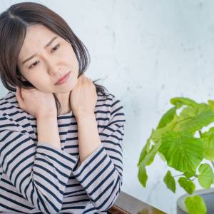 肩が上がって力が抜けない人へ。吐く息が深まる「座って行う呼吸ポーズ」