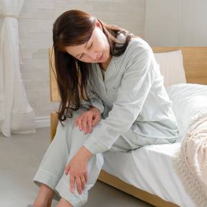 「脚が重い人」は朝これだけ。巡りを促し目覚めが変わる1分ヨガストレッチ