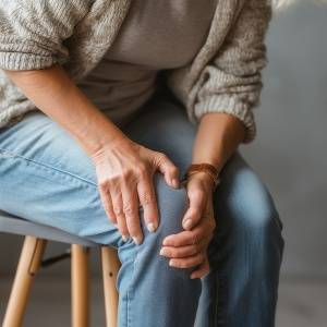 冬に膝が痛くなる人増加中【原因は体重の増加だけじゃない？】冬の膝痛を招く２つの理由と、膝を守るヨガポーズ