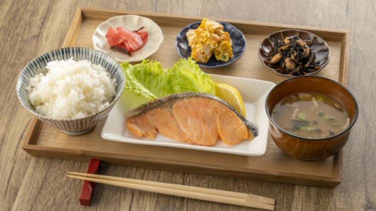 鉄不足を防ぐ!実は外食でも補えるメニューの選び方とは?|管理栄養士が解説