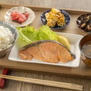 鉄不足を防ぐ！実は外食でも補えるメニューの選び方とは？｜管理栄養士が解説