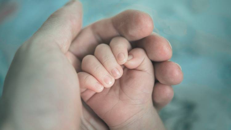 母の手を振りほどいて｜抜毛症のボディポジティブモデル Genaさん連載 #私が祈る場所