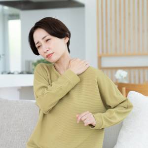 頑固な肩こりは「筋肉のこり」だけが原因ではない！？つまったアレを流す首肩すっきりストレッチ