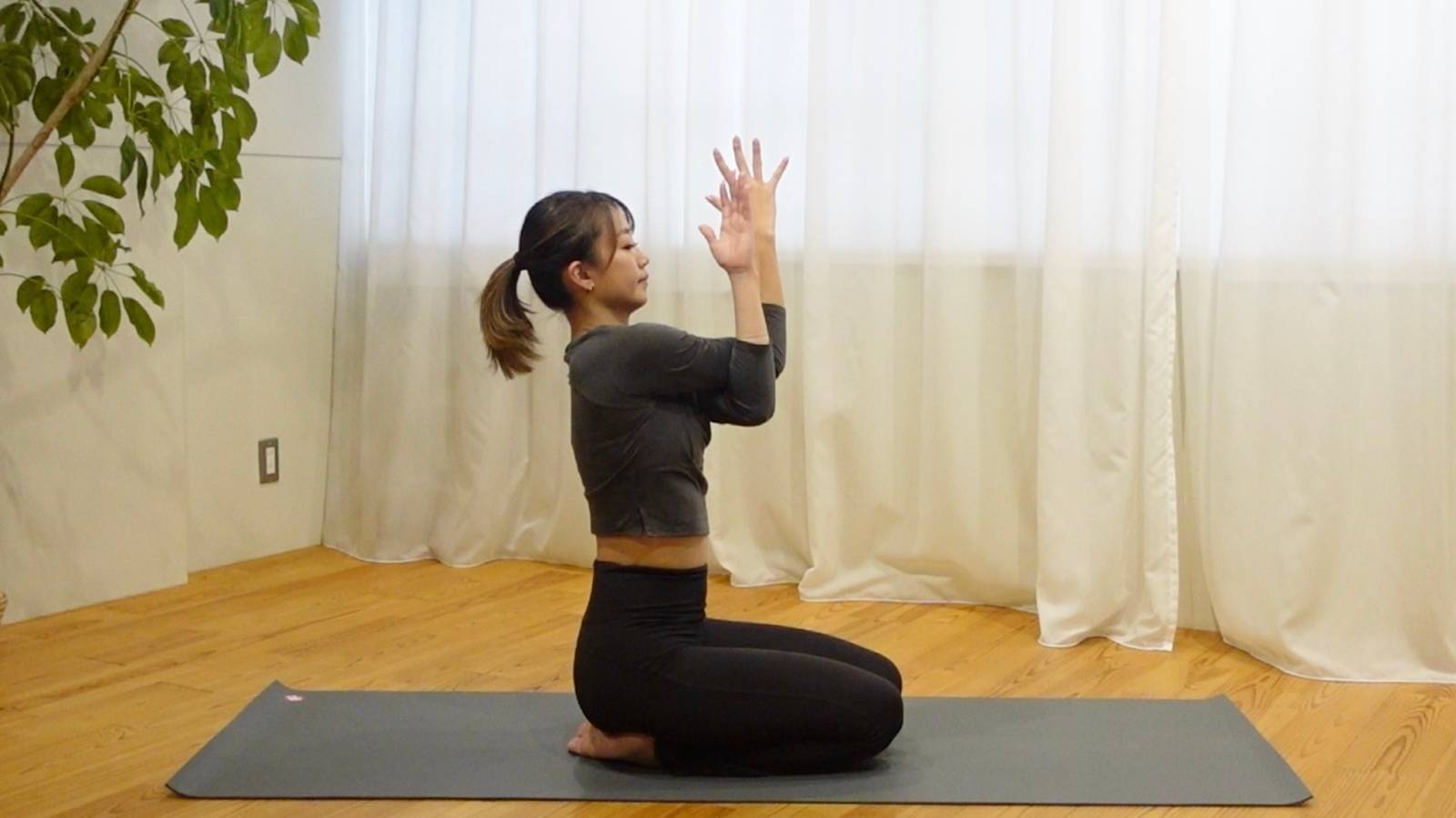  毎日パソコンを使う人は【肩の外側】が硬い！？肩を正しい位置に戻し外側をじんわりほぐす「肩ストレッチ」 