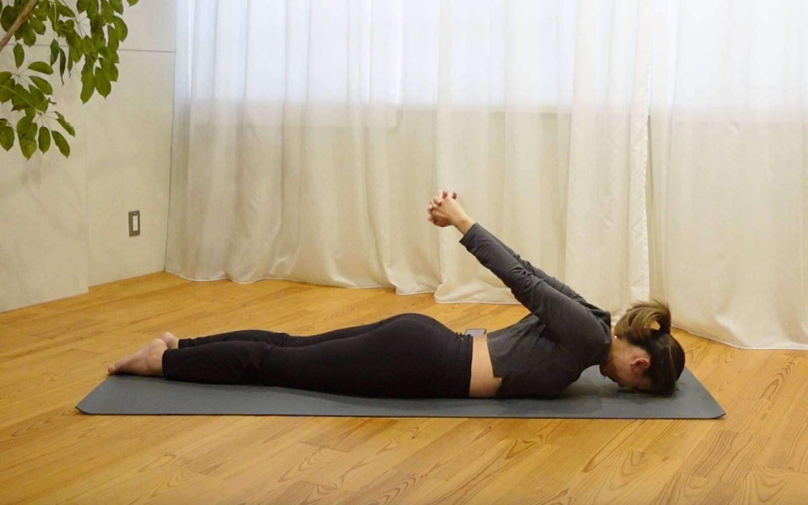 肩を開くストレッチ