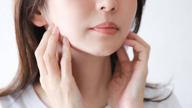 【顔のたるみ度チェック付き】フェイスラインを引き上げる！5呼吸でできる胸鎖乳突筋ストレッチ