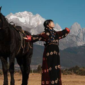 何者でもない自分になるために｜旅先で民族衣装を着て撮影することの意味を考える