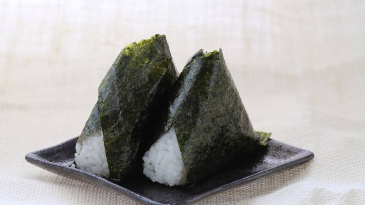 タンパク質不足を防ぐ！朝、おにぎりと組み合わせると良い食材とは？｜管理栄養士が解説