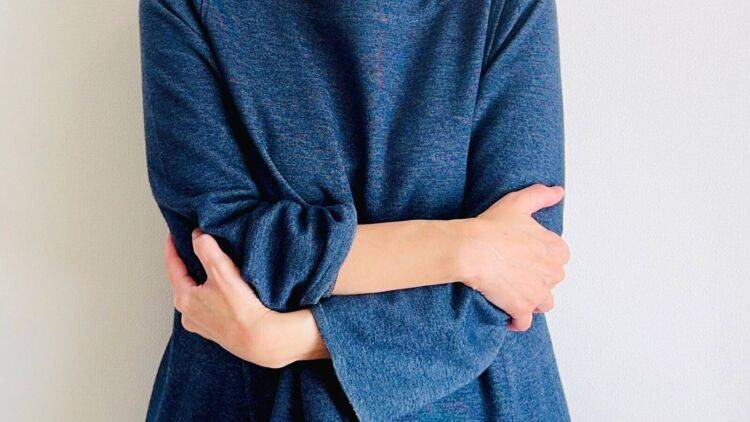 【全身のコリが3日ですっきり！】1日10回でOKの「寝ながらひざ倒しストレッチ」