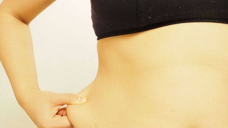 「40代以降のくびれ復活」座ったまま脇腹を縮めて鍛える！簡単くびれエクササイズ