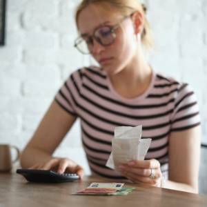 〈お金の不安〉『もう40代だし、今さら変われない…』と思ったときに読みたい。お金の不安を行動のエネルギーに変える方法