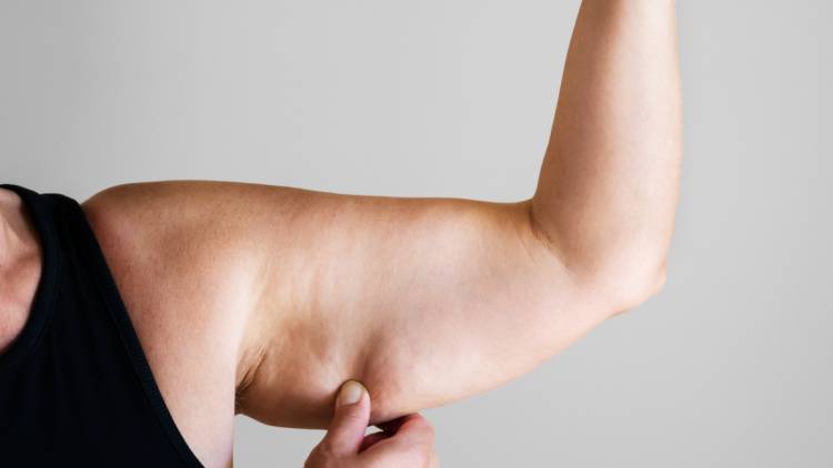 【たぷたぷの腕肉対策】意識すべきは意外な筋肉！？椅子を使った二の腕痩せエクササイズ