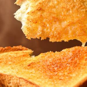 ビタミンB群不足を防ぐ！朝、トーストと組み合わせると良い食材とは？｜管理栄養士が解説