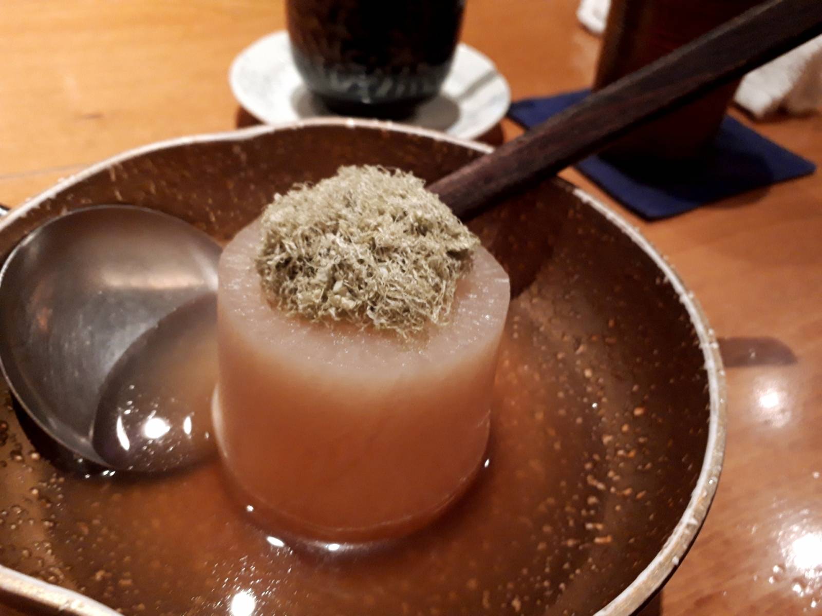 とろろ昆布がトッピングされたおでんの大根