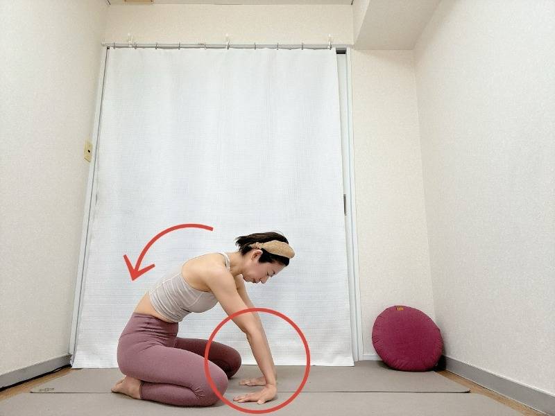 正座で座り、手の平を床に着いて腕の内側から手首の内側を伸ばすストレッチ