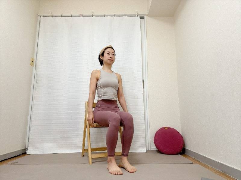 背筋を伸ばして椅子に座った体勢