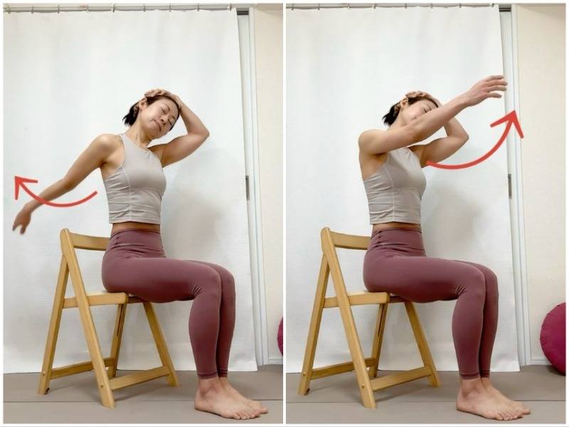 椅子に座り、頭を右に傾けて右手をこめかみに乗せ、左腕を前後に振って首・肩・肩甲骨まわりをほぐすストレッチ