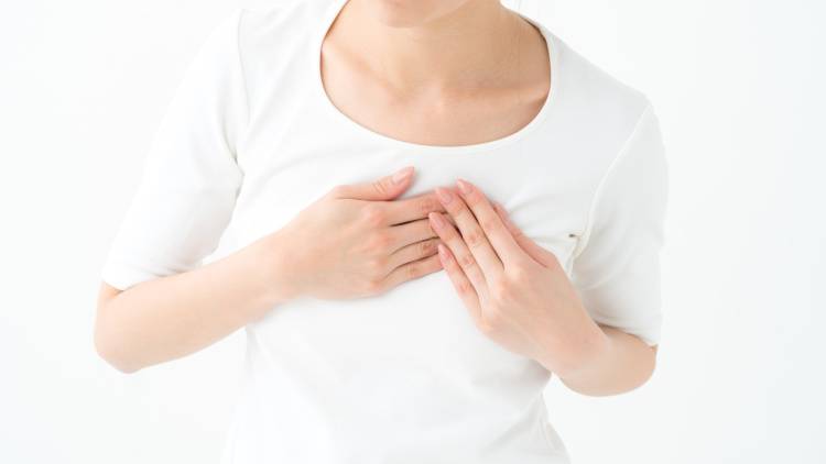 少し動いただけで息が上がりやすい感覚が続いたら。胸まわりが広がる「三日月のポーズ」