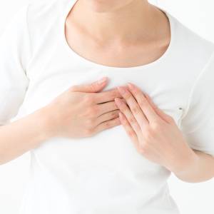 少し動いただけで息が上がりやすい感覚が続いたら。胸まわりが広がる「三日月のポーズ」