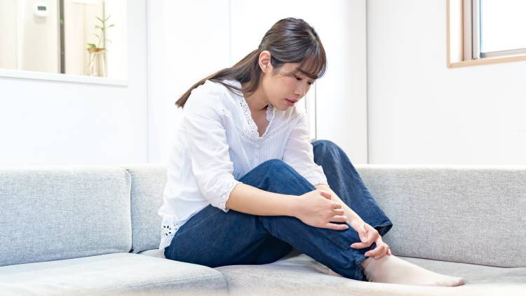 プチ不調は股関節が硬いせい?<寝たまま3分でできる>横たわった合せきのポーズ