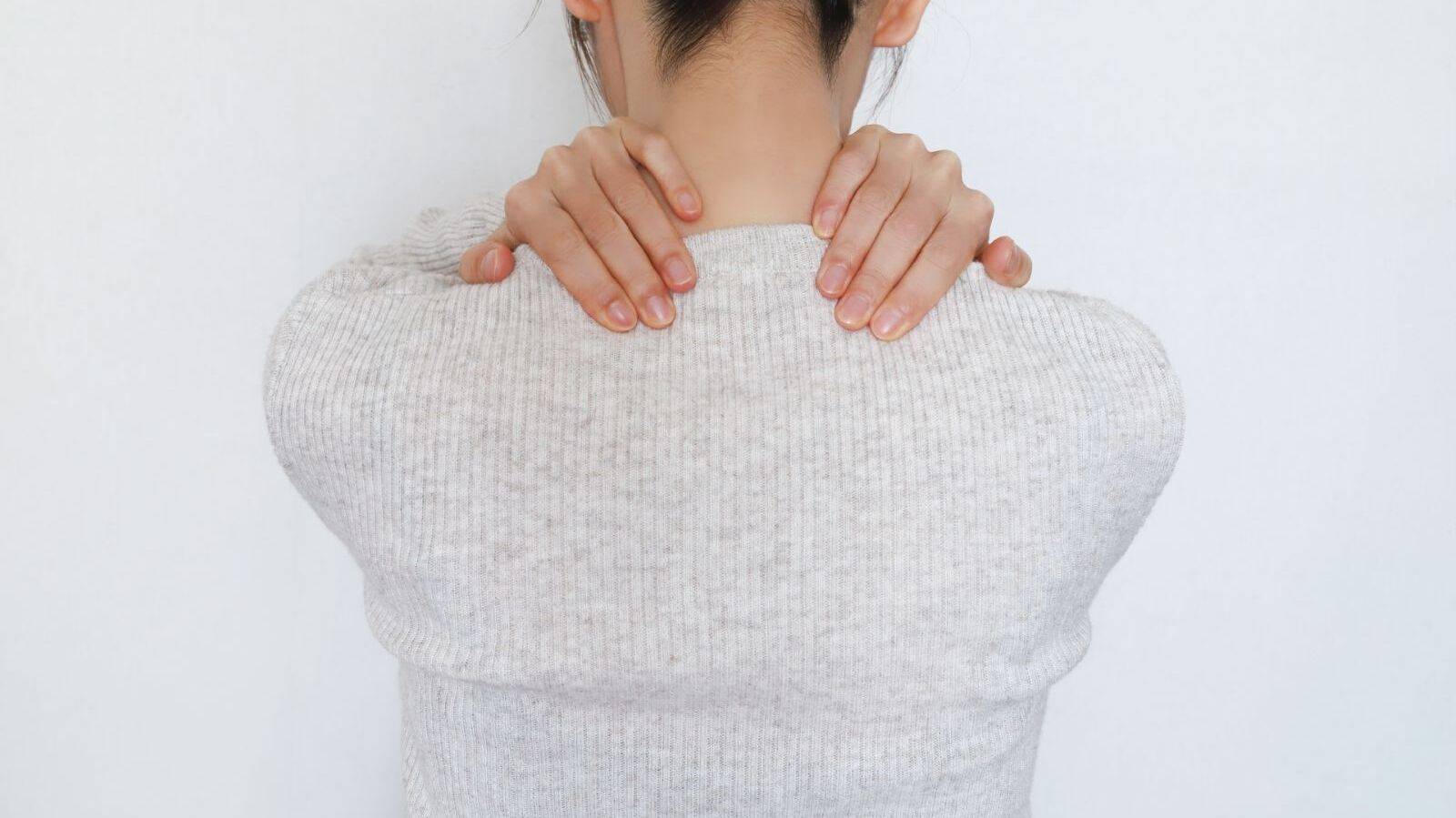 首の後ろがパンパン・もっこり肩の原因は不良姿勢？肩回りがスッキリする「かんたん僧帽筋ほぐし」