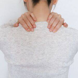 首の後ろがパンパン・もっこり肩の原因は不良姿勢？肩回りがスッキリする「かんたん僧帽筋ほぐし」