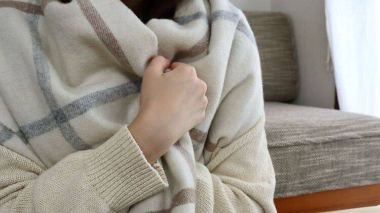 「マフラーが原因？」冬に増える首肩こりの意外な原因→腕の使い方で劇的に変わる簡単ストレッチ