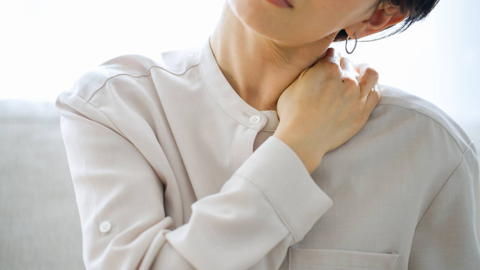 肩こり・巻き肩に悩んだら「小胸筋」が固まっている。ある部分を伸ばすだけ！寝たまま簡単ストレッチ