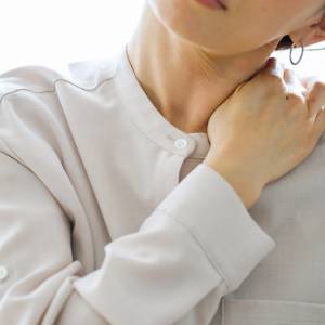 肩こり・巻き肩に悩んだら「小胸筋」が固まっている。ある部分を伸ばすだけ！寝たまま簡単ストレッチ