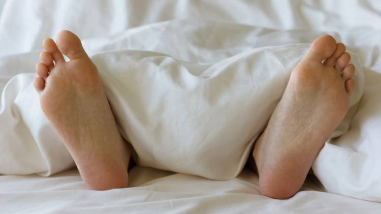 【下半身の左右差リセット】仰向けになったとき「つま先の向きバラついてない!?」原因と対処法