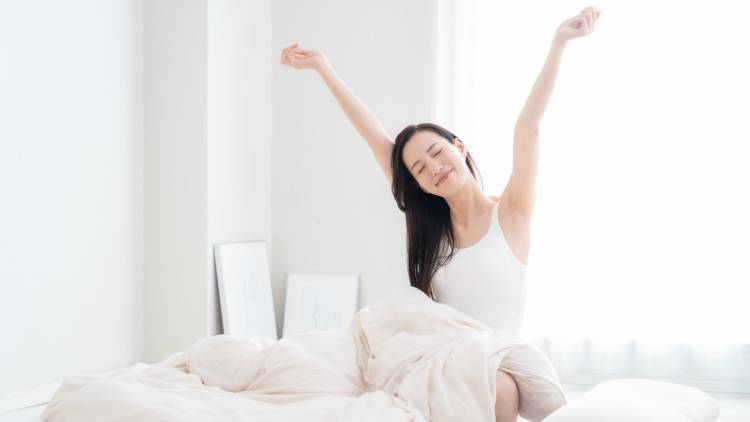 ＜寝る前１分＞スッと寝つけてぐっすり眠れる。重力に身を任せて脱力できる「ゆるい前屈」