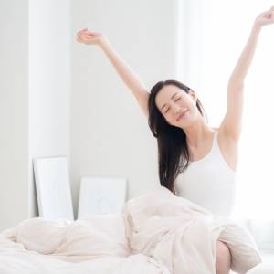 ＜寝る前１分＞スッと寝つけてぐっすり眠れる。重力に身を任せて脱力できる「ゆるい前屈」