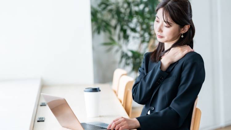 〈座ったまま2分〉首こりの原因は首じゃなくて腕かも？首肩こりを腕からほどく座ってできるセルフケア