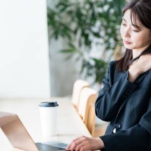 〈座ったまま2分〉首こりの原因は首じゃなくて腕かも？首肩こりを腕からほどく座ってできるセルフケア