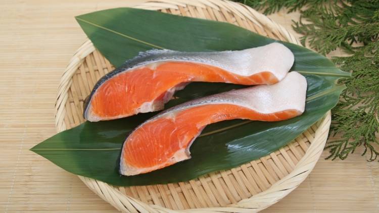 鮭は冷凍するならどっち？生鮭と塩鮭の正解を管理栄養士が解説