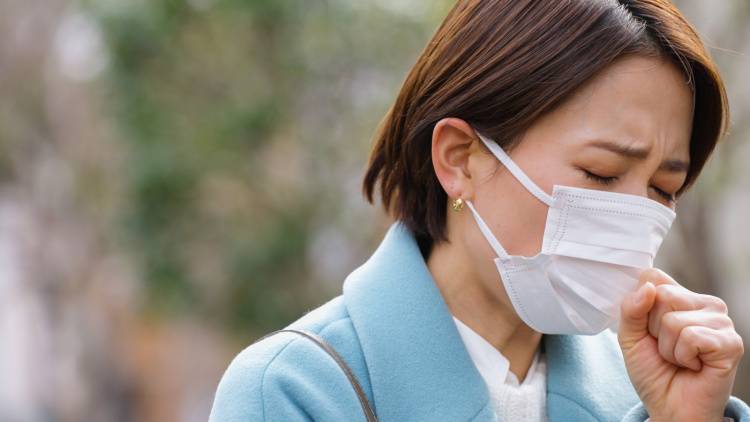 【つらい咳の止め方】のどを潤して、呼吸器トラブルを和らげる「咳止めのツボ」の押し方