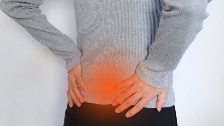 「立っているだけで腰がつらい…」それは腰そのものより背中に原因が？反り腰の辛さをほどくストレッチ