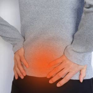 「立っているだけで腰がつらい…」それは腰そのものより背中に原因が？反り腰の辛さをほどくストレッチ