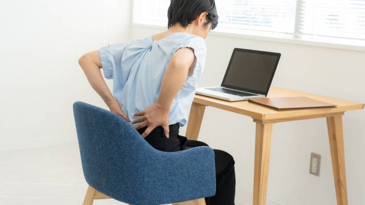 【仕事中でも腰痛対策！】座った姿勢を維持しなければならないときに効果的なイメージ術