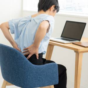 【仕事中でも腰痛対策!】座った姿勢を維持しなければならないときに効果的なイメージ術
