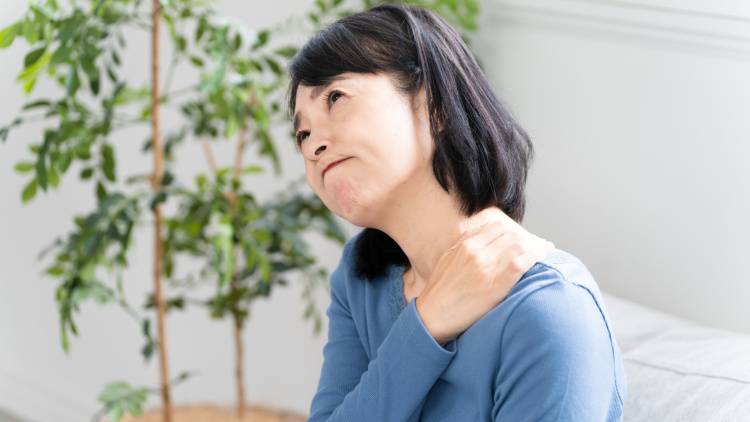 首がつらい人は肩甲骨が硬い。腕が回しやすくなって首もラクになる肩甲骨ストレッチ