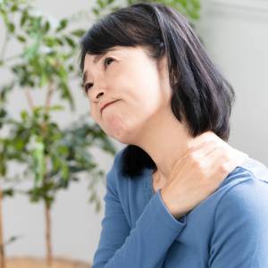 首がつらい人は肩甲骨が硬い。腕が回しやすくなって首もラクになる肩甲骨ストレッチ