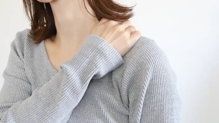 【デスクワークで上半身がバキバキ!】もんでもほぐしても軽くならない肩こり・首こりに効く「1ポーズストレッチ」