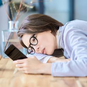 【比べてしまう自分を責めないで】精神科医が提案、SNS疲れを軽くするやさしい心理学アプローチ