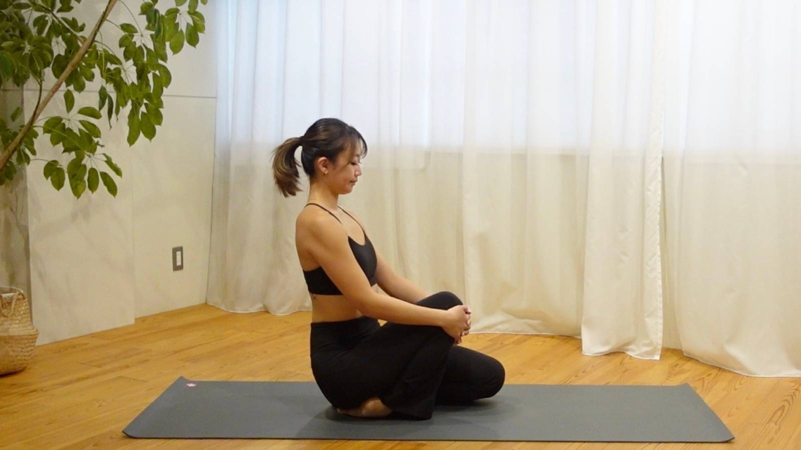 「硬い足首」放置していない？足首をほぐすと歩き方が変わる！疲れにくくなる！メリットしかない「足首ストレッチ」