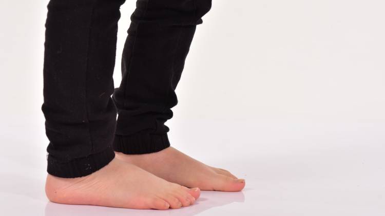 立っていると、いつの間にか体重を片脚にかけてしまう人へ。体の支えを整える「橋のポーズ」