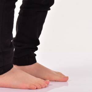 立っていると、いつの間にか体重を片脚にかけてしまう人へ。体の支えを整える「橋のポーズ」