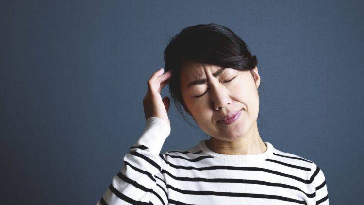 「頭痛がとれない…」原因は首こりかも？40代から増える「首こり頭痛」を緩和するストレッチ