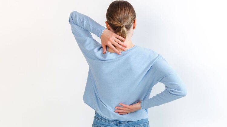 「背中のハリ感」がみるみる緩む！がんばらなくても背中が軽くなる【揺れる立位前屈】